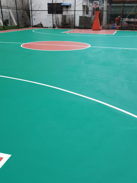 阿拉尔 球场长期使用易出现地面开裂